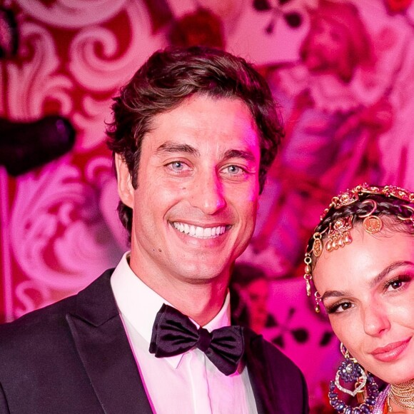 Isis Valverde foi rainha do baile do Copa e o namorado, André Resende, a acompanhou na festa