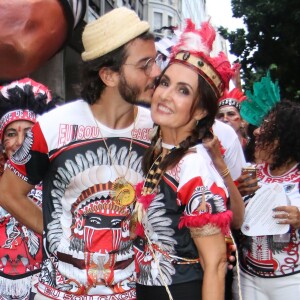 Fátima Bernardes e Túlio Gadêlha desfilaram pelo Cacique de Ramos no Carnaval do Rio