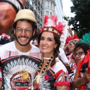 Fátima Bernardes e Túlio Gadêlha se fantasiaram de índio para curtir o Cacique de Ramos