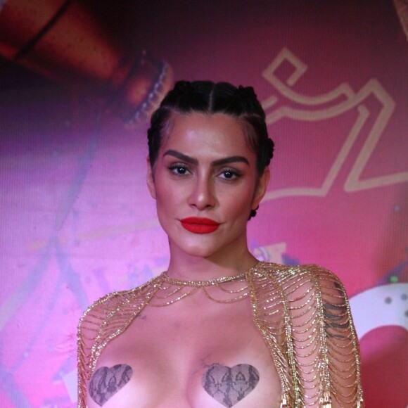 Cleo Pires voltar a usar adesivo nos mamilos para curtir Carnaval no Sambódromo, em 17 de fevereiro de 2018