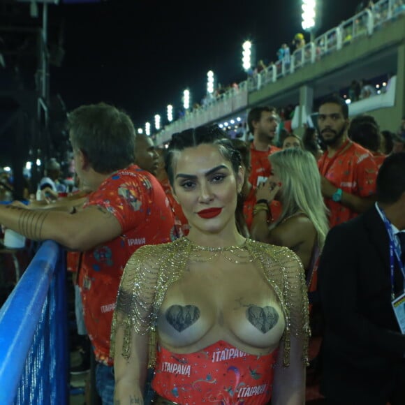 Cleo usou libs nos seios e customizou a camisa com mangas douradas