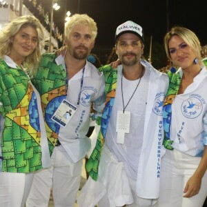 Bruno Gagliasso e Giovanna Ewbank posaram com Thiago Gagliasso, irmão do ator, no desfile da Beija-Flor