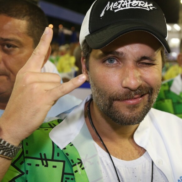 Bruno Gagliasso posou para os fotógrafos no desfile da Beija-Flor