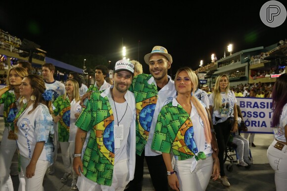 Bruno Gagliasso e Giovanna Ewbank posaram com o blogueiro Hugo Gloss no desfile da Beija-Flor