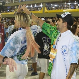 Bruno Gagliasso e Giovanna Ewbank sambaram no desfile da Beija-Flor