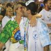Bruno Gagliasso e Giovanna Ewbank trocaram carinhos no desfile da Beija-Flor