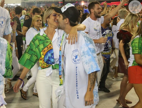 Bruno Gagliasso e Giovanna Ewbank trocaram carinhos no desfile da Beija-Flor