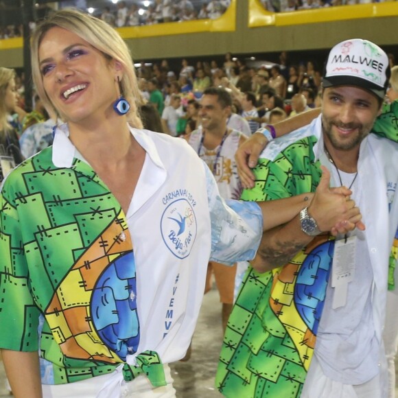 Bruno Gagliasso e Giovanna Ewbank se mostraram empolgados no desfile da Beija-Flor