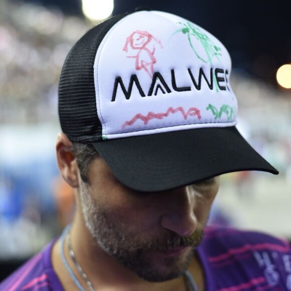 Bruno Gagliasso usou um boné com desenhos feitos pela filha, Títi