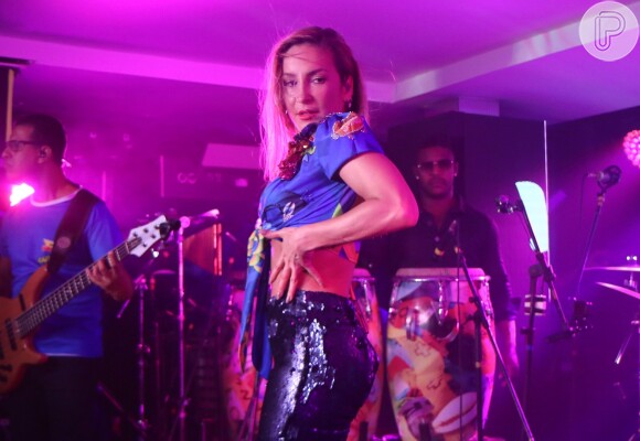 Claudia Leitte apostou em calça justa e barriga à mostra no show no Camarote Guanabara