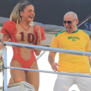 Claudia Leitte recebeu Pitbull em seu trio elétrico em Salvador