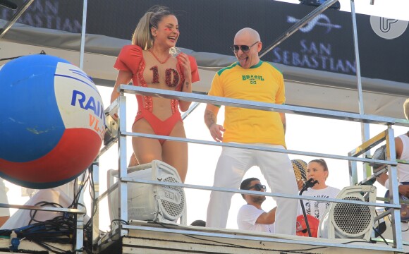Claudia Leitte recebeu Pitbull em seu trio elétrico em Salvador