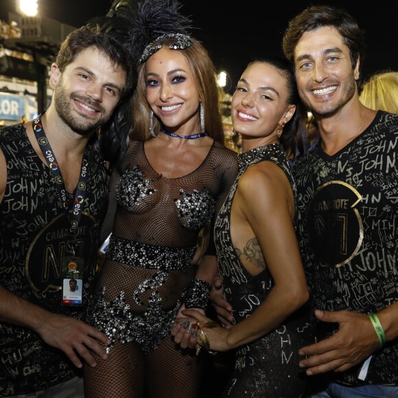 Duda Nagle e Sabrina Sato curtiram o Carnaval com Isis Valverde e o namorado da atriz, André Resende