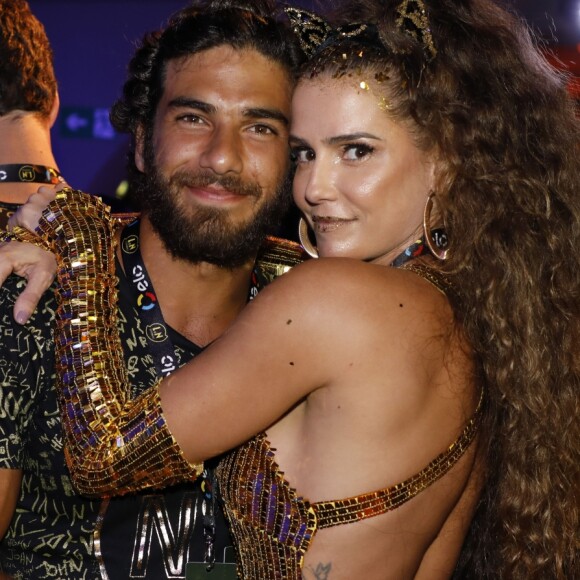 Deborah Secco e o marido, Hugo Moura, trocaram carinhos no camarote Nº1