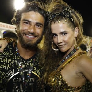 Deborah Secco curtiu o desfile das campeãs do Rio com o marido, Hugo Moura