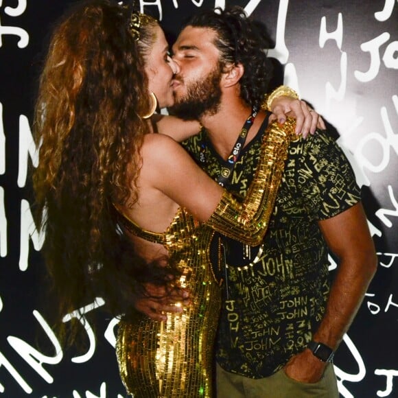 Deborah Secco e o marido, Hugo Moura, trocaram beijos no Camarote Nº1