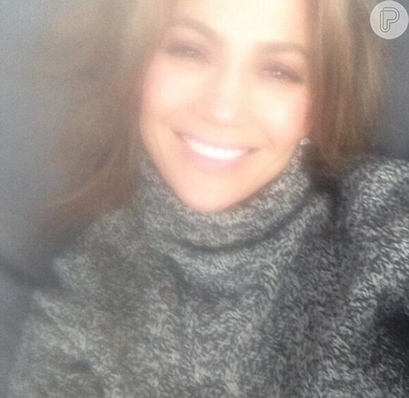 Jennifer Lopez publicou uma foto em que demonstra estar feliz com a vinda ao Brasil: 'Sorria... A vida é boa! Brazil, aqui vou eu'