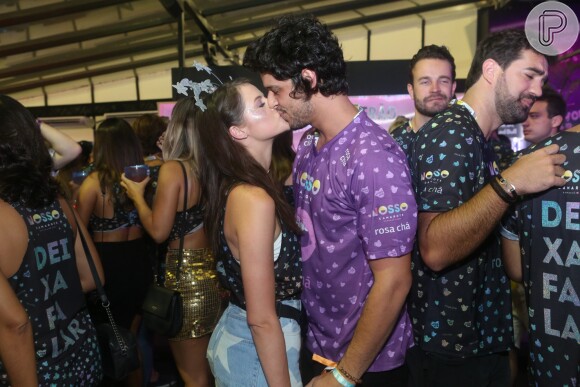 Agatha Moreira beija namorado, Pedro Lamin, em camarote neste sábado, dia 17 de fevereiro de 2018