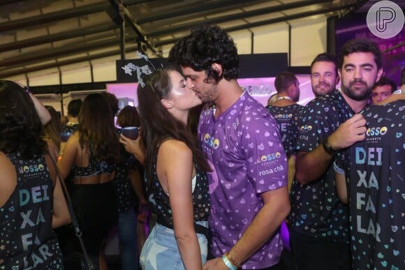 Agatha Moreira beija namorado, Pedro Lamin, em camarote: 'Carnaval juntinho'