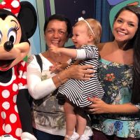 Thais Fersoza se encanta com reação da filha, Melinda, ao ver a Minnie: 'Demais'
