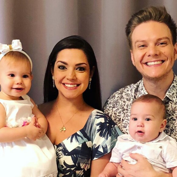 Thais Fersoza embarcou com Michel Teló e os filhos, Melinda e Teodoro, para Orlando