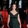 Kate Middleton usou um vestido verde assinadp pela estilista Jenny Packham
