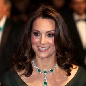 Kate Middleton destoou das demais celebridades, que usaram preto em protesto pelos assédios sexuais