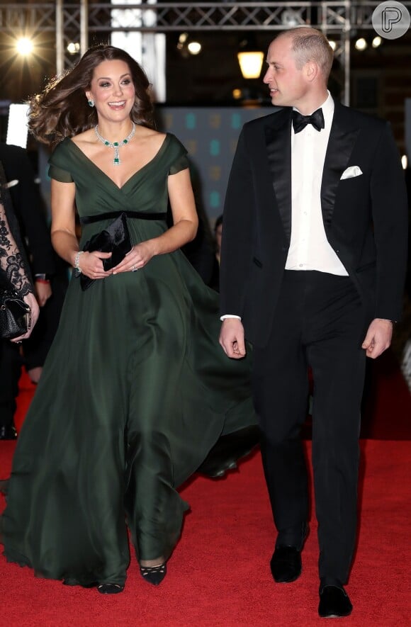 Kate Middleton usou um sapato de camurça da grife Prada