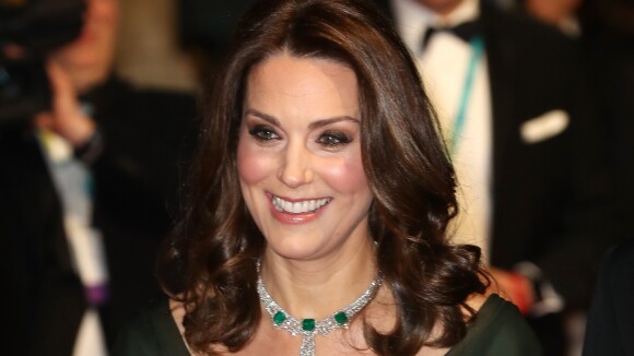 Kate Middleton gera comentários na imprensa ao usar vestido verde no Bafta 2018