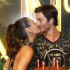 Isis Valverde beija o namorado, André Resende em camarote