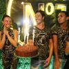 Isis Valverde celebrou seu aniversário com amigos em camarote