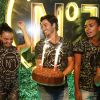 Isis Valverde samba ao ganhar bolo em aniversário