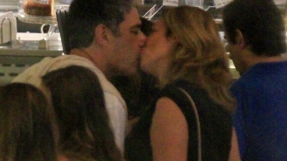 William Bonner e Natasha Dantas se beijam e curtem cinema no Rio. Veja fotos!