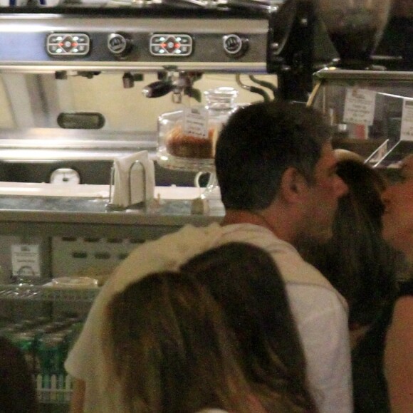 William Bonner e Natasha Dantas trocam beijos em ida ao cinema no Shopping da Gávea, na zona sul do Rio de Janeiro, na noite deste domingo, 18 de fevereiro de 2018