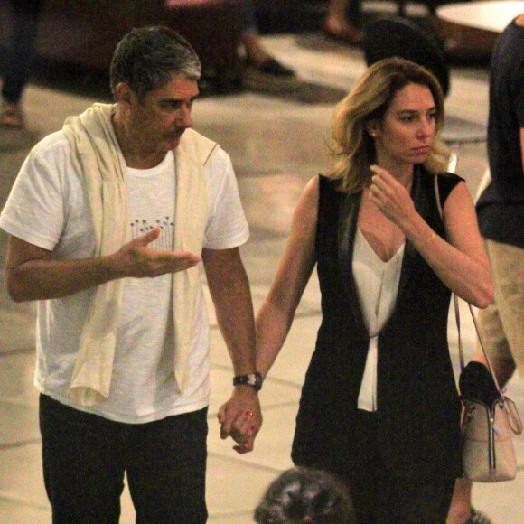 William Bonner e Natasha Dantas trocam beijos em ida ao cinema no Shopping da Gávea, na zona sul do Rio de Janeiro, na noite deste domingo, 18 de fevereiro de 2018