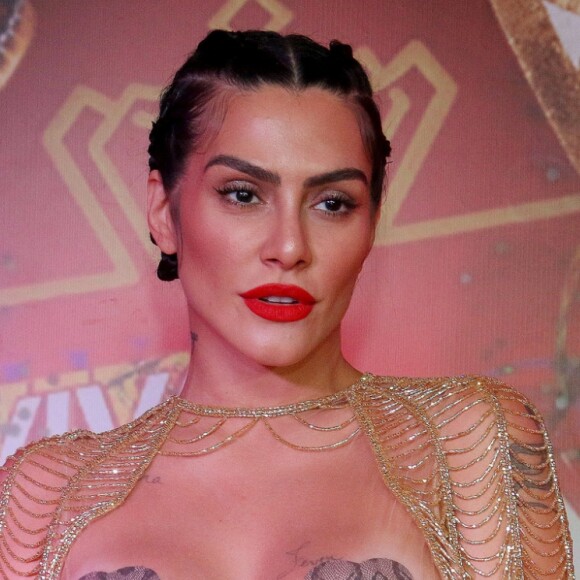 Cleo se esbaldou no carnaval e em camarote usou adesivo nos seios