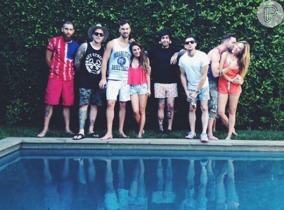 Lea Michele posa ao lado de Matthew Paetz em festinha na piscina (11 d ejunho de 2014)