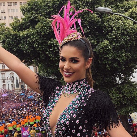 Ex-BBB Vivian Amorim reclama da falta de atitude dos homens no Carnaval da Sapucaí: 'Continuo solteira e na Sapucaí as pessoas olham tanto para as alegorias que esquecem de se olhar. Não rolou nada nesse Carnaval'