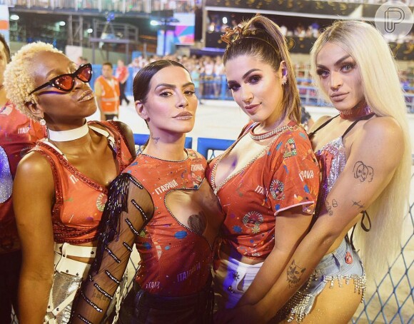 EX- BBB Vivian Amorim comemora no Carnaval carioca: 'Foi lindo ver ao vivo as alegorias que têm movimento, que são feitas por pessoas de Parintins, do Amazonas. Fiquei muito encantada com a Mocidade que homenageou o boi'