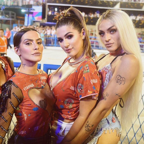 EX- BBB Vivian Amorim comemora no Carnaval carioca: 'Foi lindo ver ao vivo as alegorias que têm movimento, que são feitas por pessoas de Parintins, do Amazonas. Fiquei muito encantada com a Mocidade que homenageou o boi'