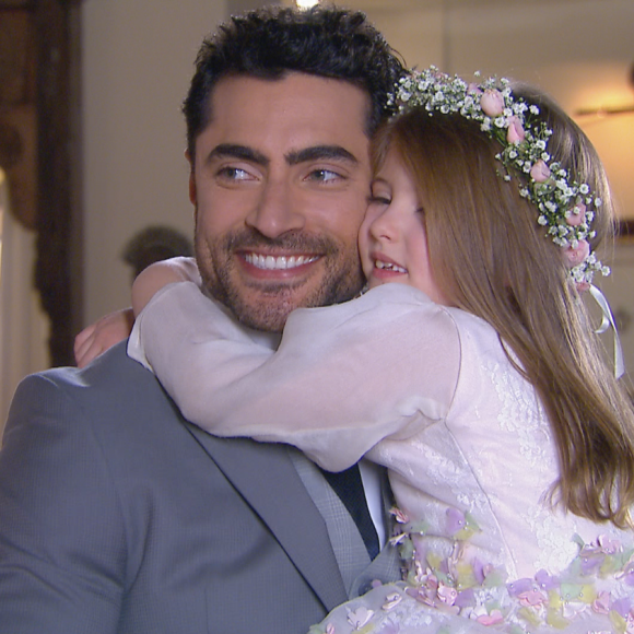 Cecília (Bia Arantes) se mostra preocupada com a reação de Dulce Maria (Lorena Queiroz) em ter um novo integrante na família, na novela 'Carinha de Anjo'