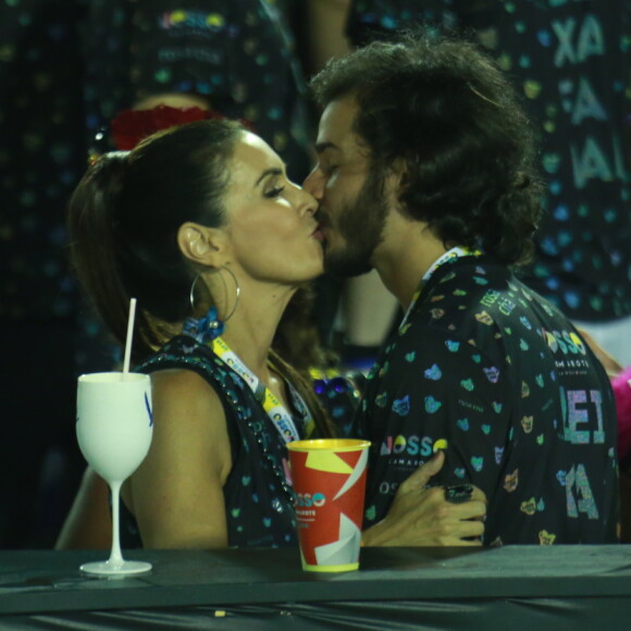 Fátima Bernardes elogia a disposição do namorado no Carnaval: 'Túlio é folião'