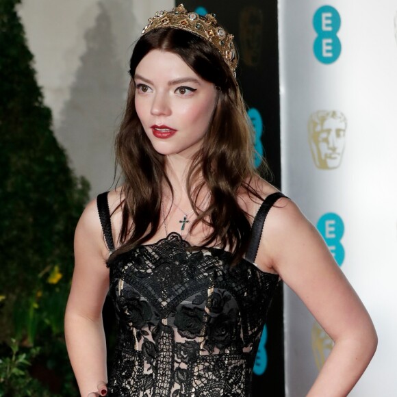 Anya Taylor-Joy deixou hot pants à mostra em look transparente
