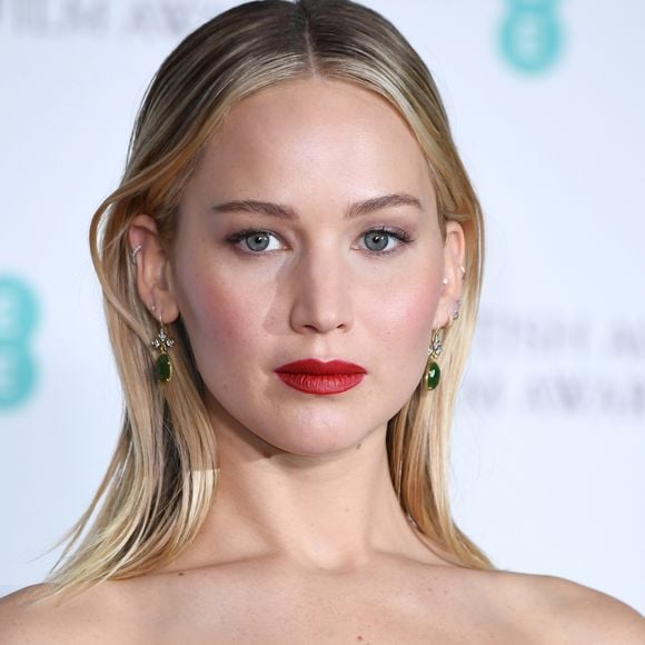 Jennifer Lawrence completou produção com clutch Roger Vivier e sapatos Charlotte Olympia