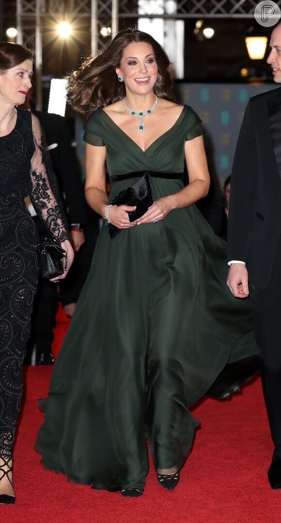 Kate Middleton gerou comentários na imprensa internacional por usar um vestido verde e não aderir ao protesto Time's Up, no qual as famosas usaram looks pretos