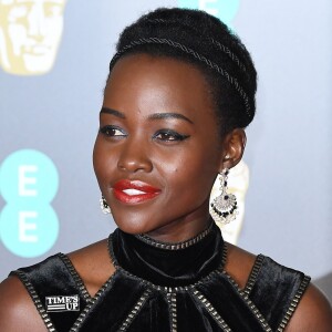 Lupita Nyong'o apostou em penteado preso e olhos marcantes para ir ao BAFTA