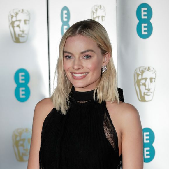 Vestido usado por Margot Robbie é criação da designer de moda Clare Waight Keller