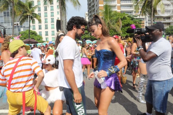Thaila Ayala disse que ela e o namorado, Renato Góes, dormiram pouco no Carnaval