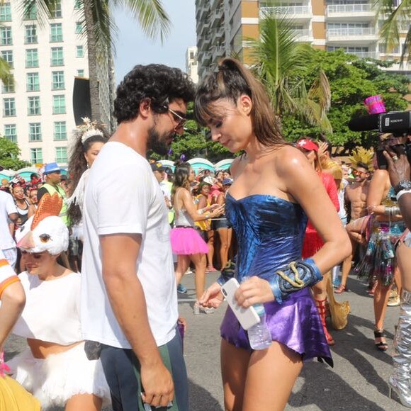 Thaila Ayala disse que ela e o namorado, Renato Góes, dormiram pouco no Carnaval