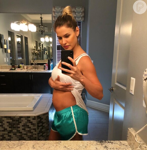 Andressa Suita exibiu a barriguinha de 4 meses de gravidez, em seu Instagram, nesta segunda-feira, 19 de fevereiro de 2018